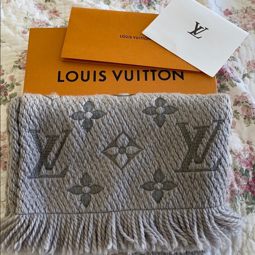 Louis Vuitton Logomania grey perle scarf